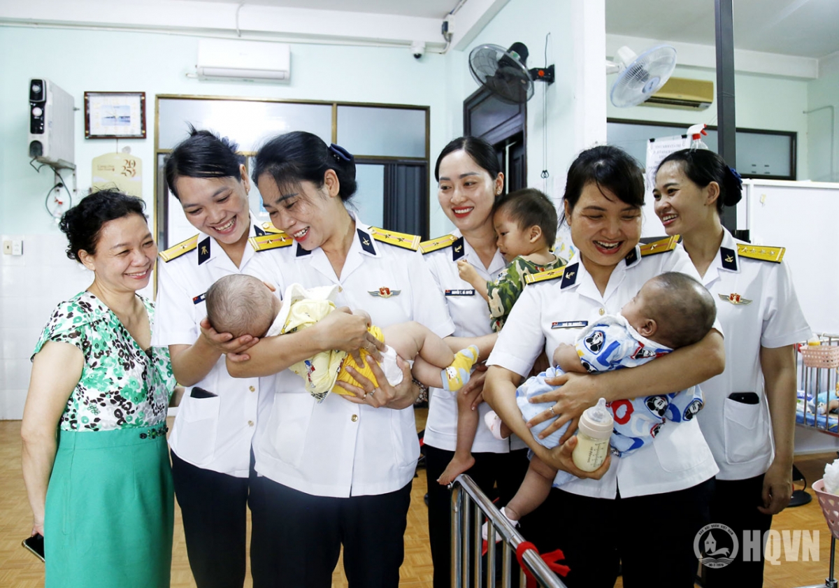 Tại Đà Nẵng, ngày 29/5, Hội Phụ nữ Trung tâm Bảo đảm kỹ thuật Vùng 3 Hải quân đã tổ chức thăm, động viên và tặng quà các em nhỏ tại Trung tâm Nuôi dưỡng trẻ mồ côi thuộc Hội Chữ thập đỏ thành phố. Ảnh: baohaiquanvietnam.vn
