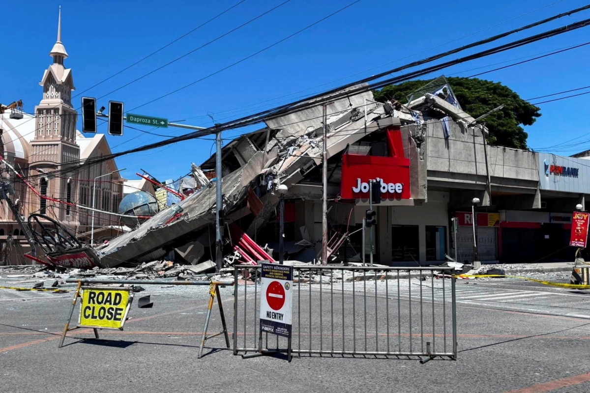 Toà nhà bị sập sau trận động đất mạnh 7,8 độ richter ở General Santos, Philippines, ngày 08/6. Ảnh: REUTERS/Edwin Espejo