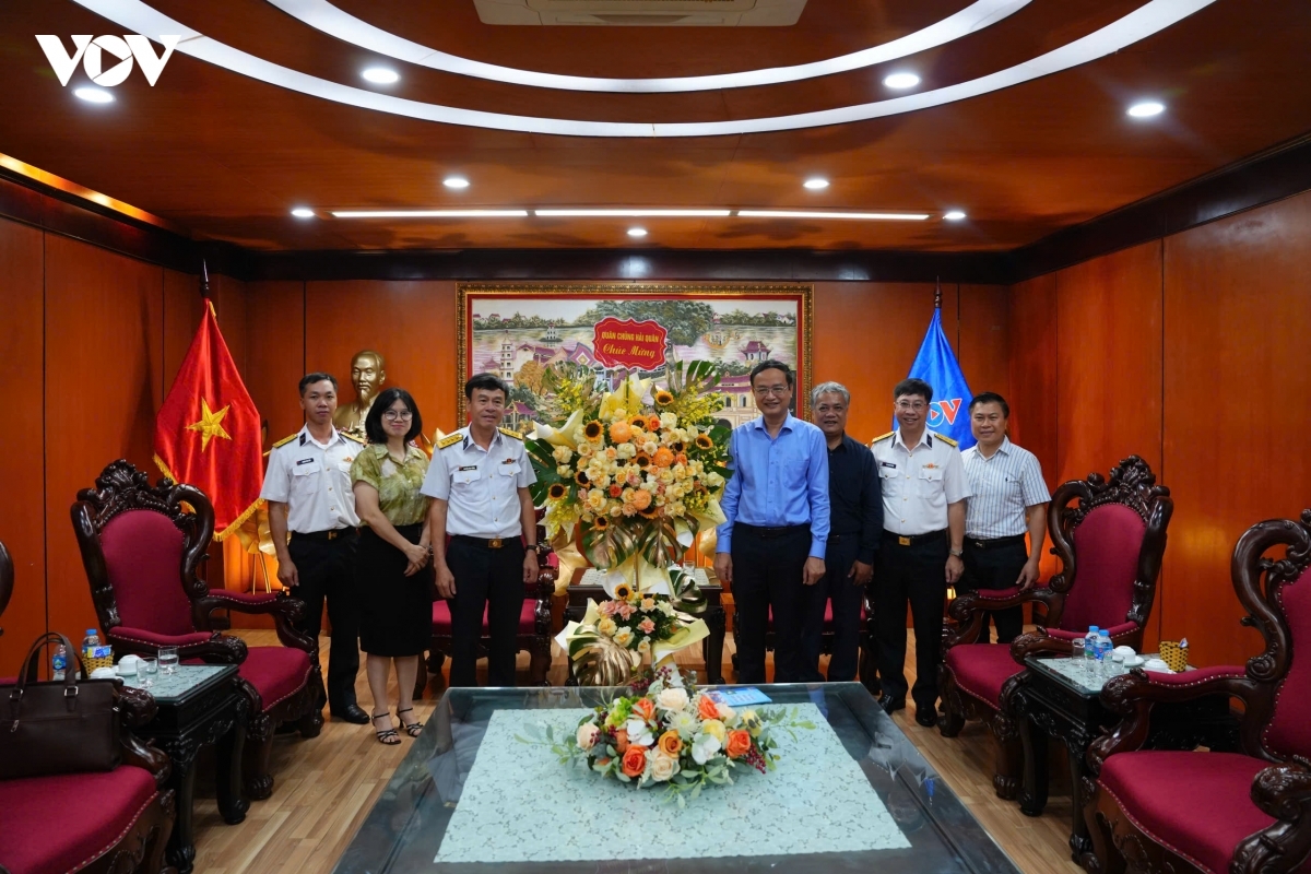 Đoàn Quân chủng Hải quân do Đại tá Nguyễn Công Thắng làm trưởng đoàn đến chúc mừng VOV.