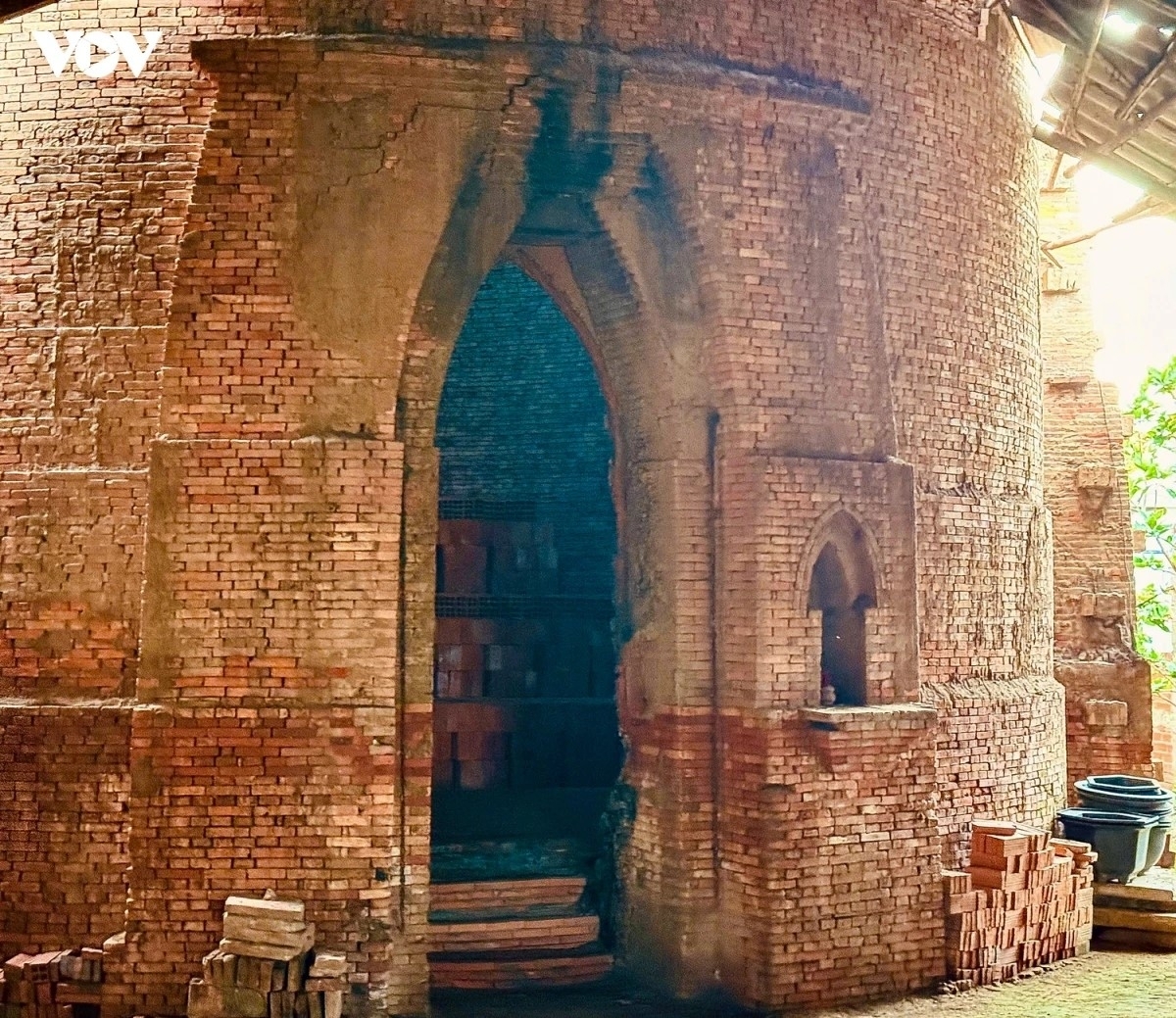Loi said he will continue to preserve the traditional round kiln and pass it on to his children, even if they don't make bricks for a living. (Photo: Hai Nam/VOV)