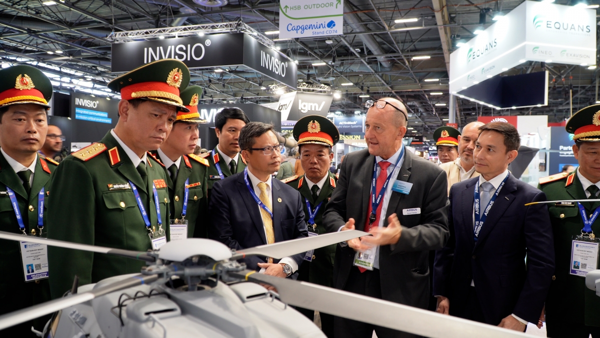 Letnan Jenderal Nguyen Truong Thang di gerai Airbus
