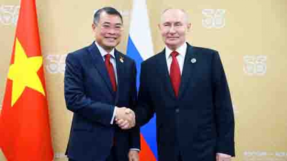PM Le Minh Hung meets Russian President Vladimir Putin.