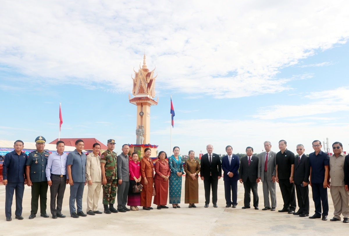 គណៈប្រតិភូថតរូបអនុស្សាវរីយ៍នៅស្តូបមិត្តភាពវៀតណាម-កម្ពុជា ក្នុងខេត្តពោធិ៍សាត់ ប្រទេសកម្ពុជា។ (រូបថត៖ VOV-Phnom Penh)