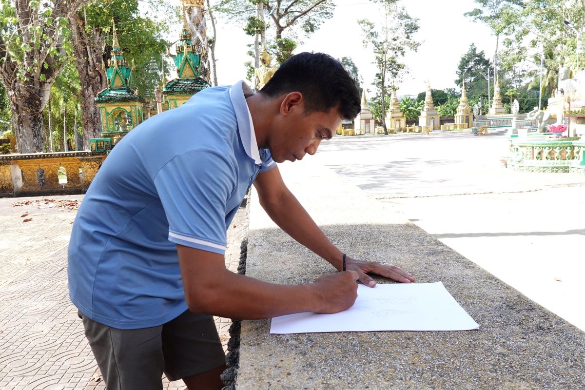 Son Thanh Tuan devotes his life to the art of Khmer sculpture. (Photo: Se Ray/VOV reporter in the Mekong Delta)