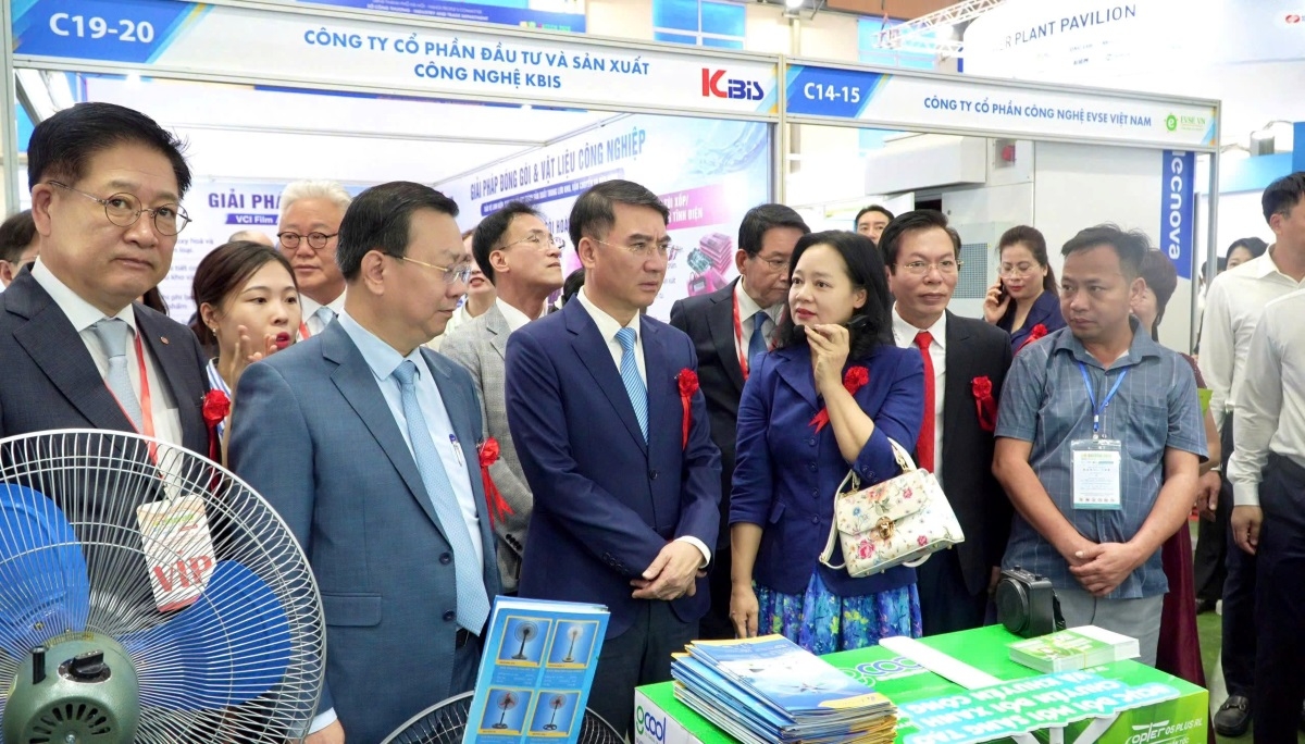 Para delegasi mengunjungi area pameran “Gerai Hijau”. Foto: Ba Toan/VOV.