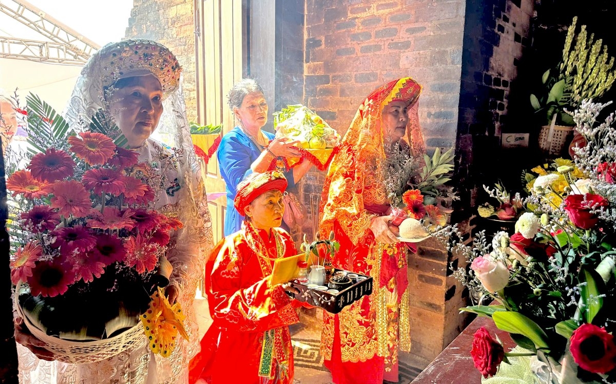 នៅពាក់កណ្តាលខែទី៣តាមប្រតិទិនចន្ទគតិជារៀងរាល់ឆ្នាំ ពិធីបុណ្យ Via Ba ត្រូវបានប្រារព្ធឡើងនៅប្រាសាទ ញ៉ាន។​ (រូបថត៖ H Xiu/VOV)