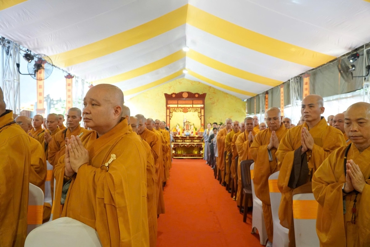 Buddhist monks, nuns, followers and local residents offer incense and observe  a minute of silence in remembrance of those who sacrificed their lives during the struggle for national independence and freedom (Photo: Kim Dung/ VOV correspondent in Ho Chi Minh City)
