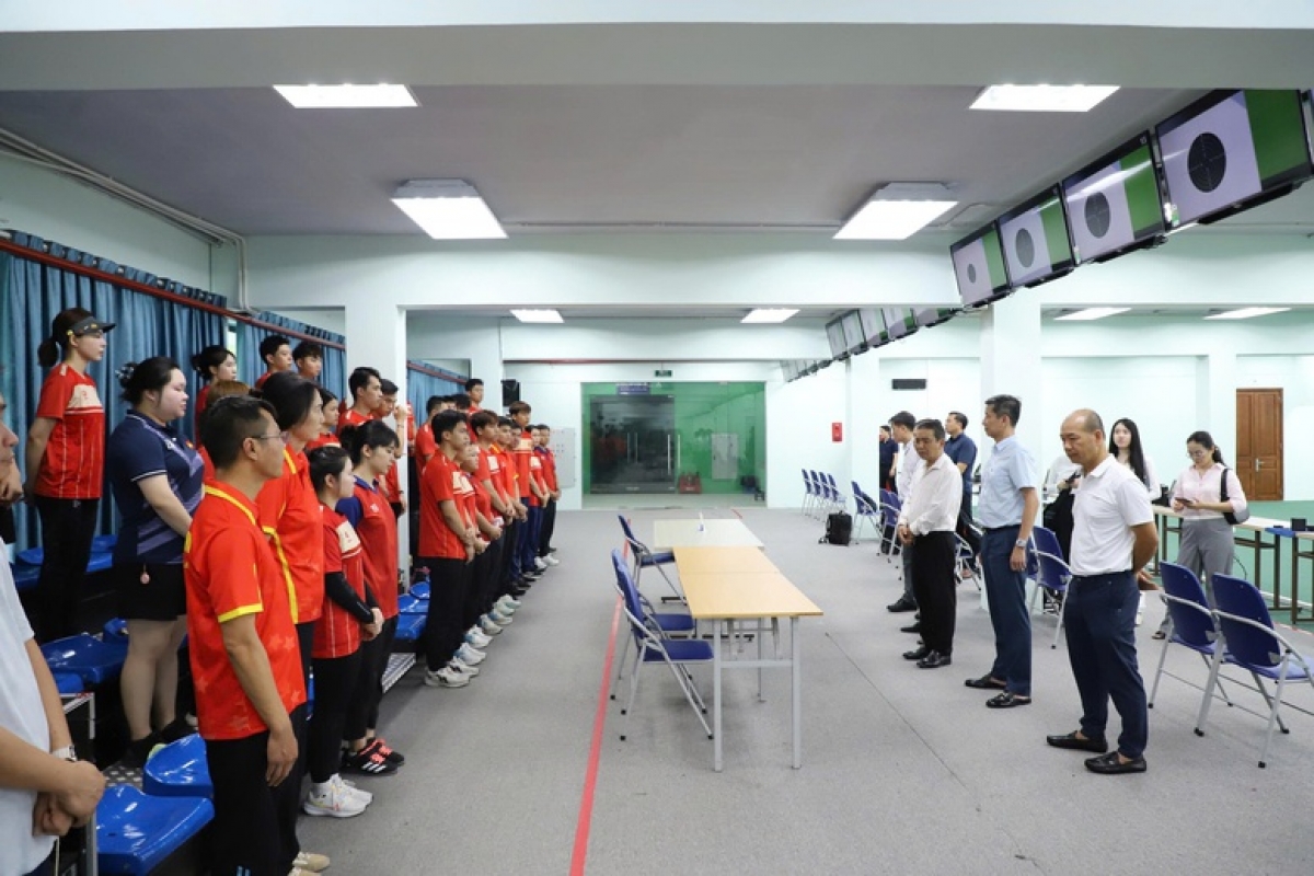 Vizesportminister Hoang Dao Cuong überprüft die Vorbereitung auf die ASIAS 20 der Schießenmannschaft. (Foto: VGP)