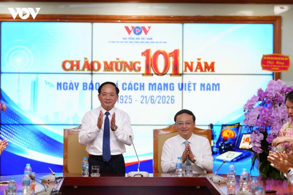 Kepala Departemen Propaganda, Pendidikan dan Penggerakan Massa Rakyat KS PKV, Trinh Van Quyet, mengunjungi dan menyampaikan ucapan selamat kepada VOV dalam rangka memperingati HUT ke-101 Hari Pers Revolusioner Vietnam (Foto: Dinh Trung/VOV)