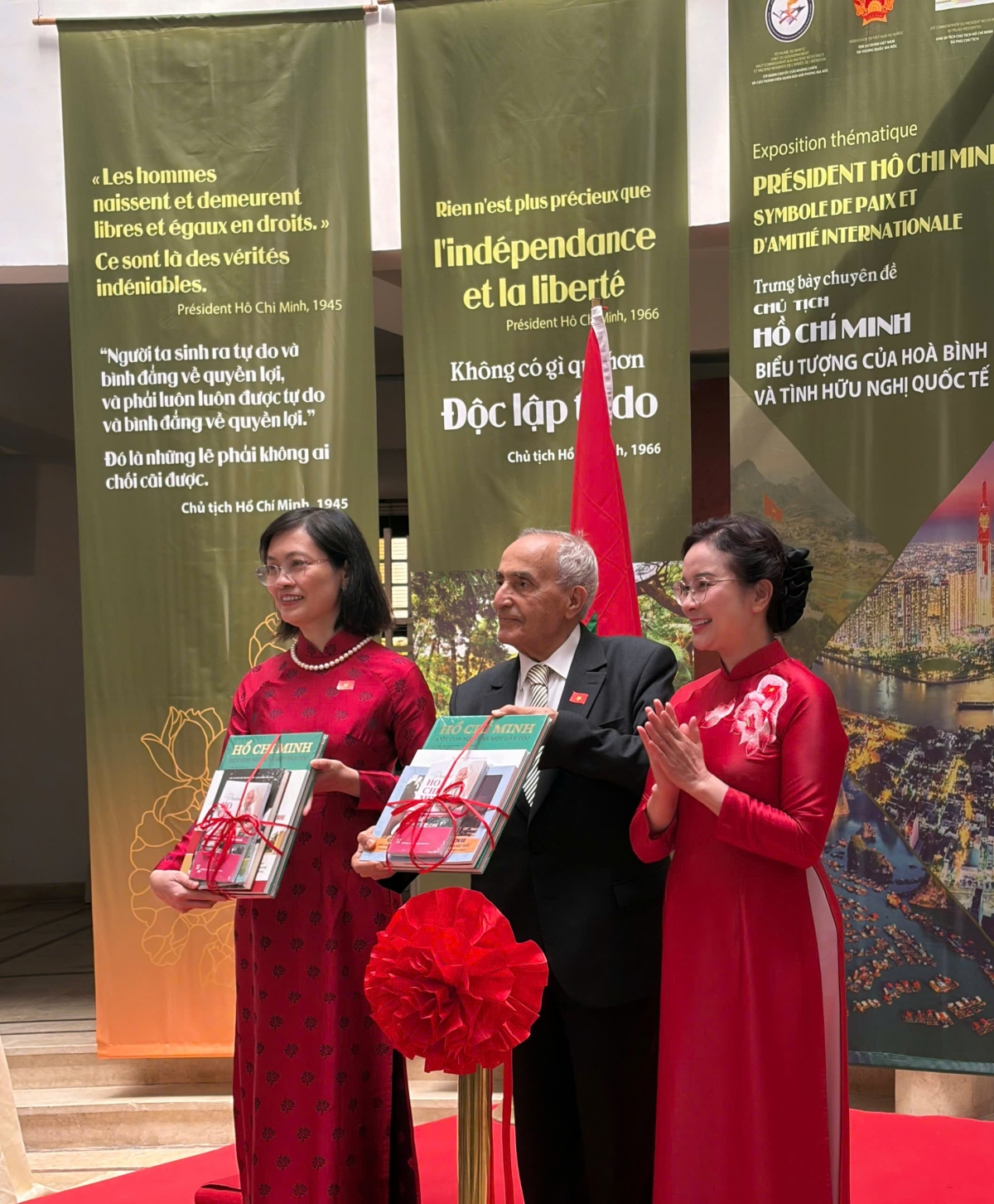 Quang cảnh trao tặng sách - Ảnh do Khu Di tích Chủ tịch Hồ Chí Minh tại Phủ Chủ tịch cung cấp