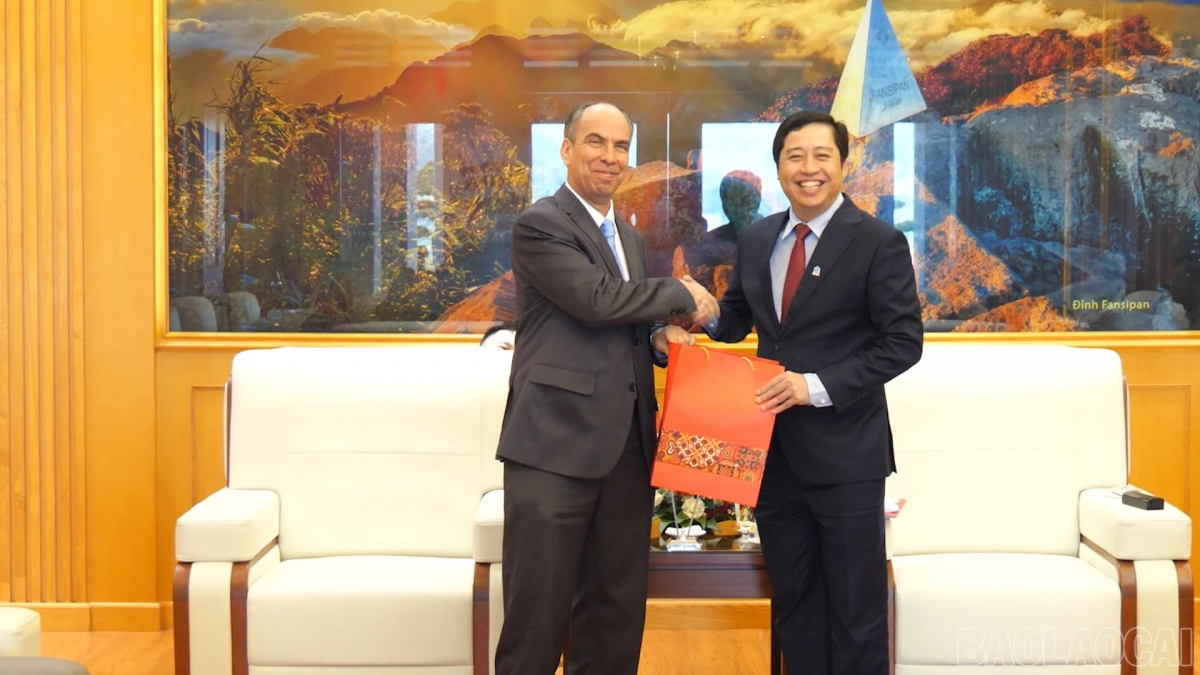 Duong Quoc Huy (derecha), secretario del Comité Provincial del Partido Comunista de Vietnam en Lao Cai, entrega un obsequio al embajador de Cuba en Vietnam, Rogelio Polanco Fuentes. Foto: baolaocai.vn