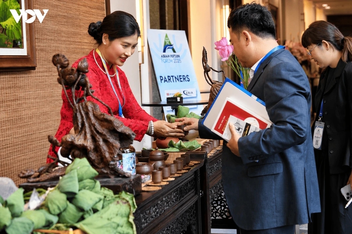 Delegados degustan té de loto en el marco del Foro del Futuro de la ASEAN 2026. Foto: VOV