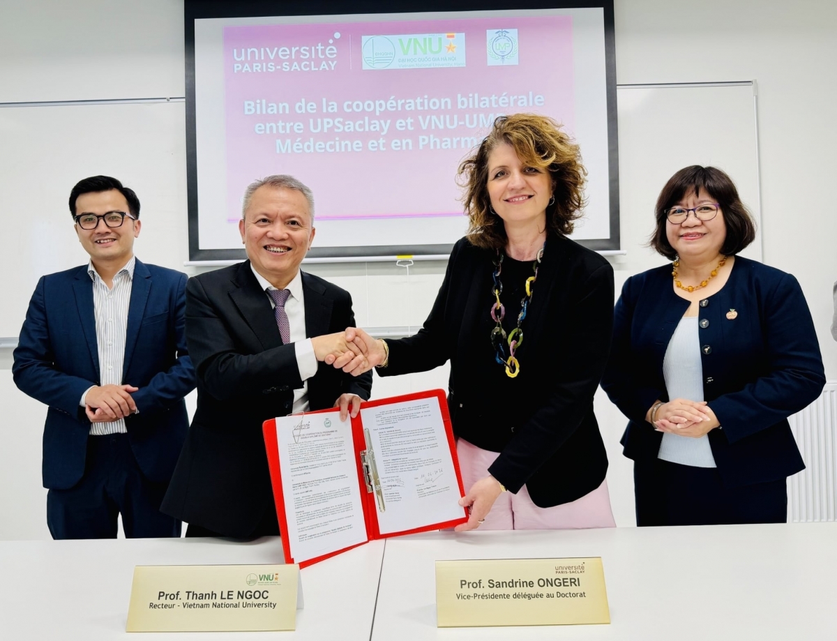 À Saclay, le Pr Lê Ngoc Thành et la Pr Sandrine Ongrie officialisent l'accord permettant aux doctorants d’obtenir un double diplôme délivré par l’Université de Médecine et de Pharmacie et l’Université Paris-Saclay