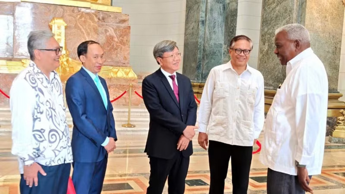El presidente de la Asamblea Nacional del Poder Popular y del Consejo de Estado de Cuba, Esteban Lazo Hernández, saluda a los embajadores y jefes de misión de los países de Asia y Oceanía acreditados en Cuba antes del comienzo del encuentro celebrado en el Capitolio Nacional. Foto: Embajada de Vietnam en Cuba