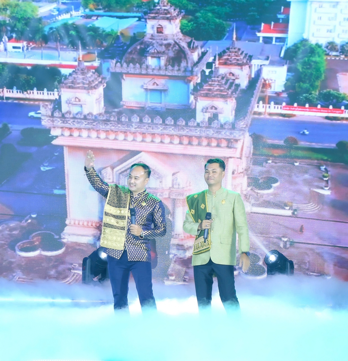 Dua jurnalis dari Persatuan Wartawan Laos, Keosone Keola dan Vilakone Chittakone. Foto: VOV