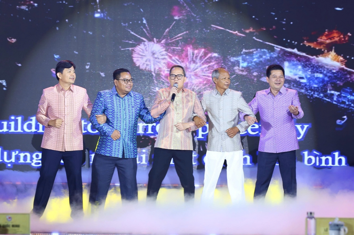 Puy Kea, Ketua Klub Wartawan Kamboja (di tengah), dan rekan-rekannya menampilkan "Cahaya Asia Tenggara". Foto: VOV