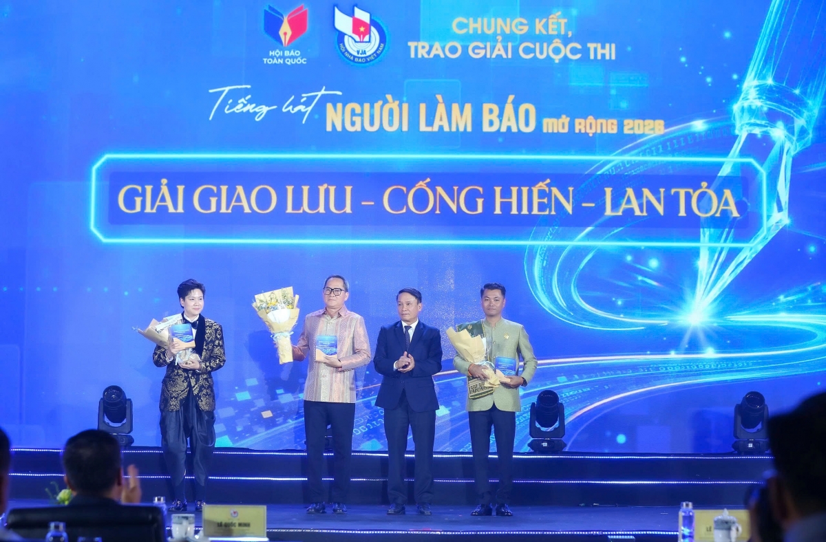 Para jurnalis Laos, Kamboja, dan Thailand dianugerahi penghargaan “Persahabatan – Dedikasi – Penyebaran”. Foto: VOV