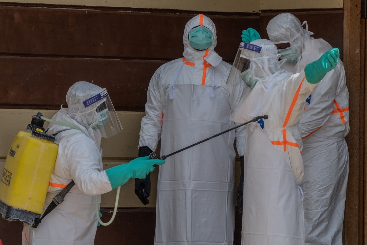 Des soignants procèdent à la désinfection après avoir préparé le corps d'une victime d'Ebola à la clinique de la Citadelle à Bunia, au Congo, le 12 juin 2026. Photo : AP/Moses Sawasawa