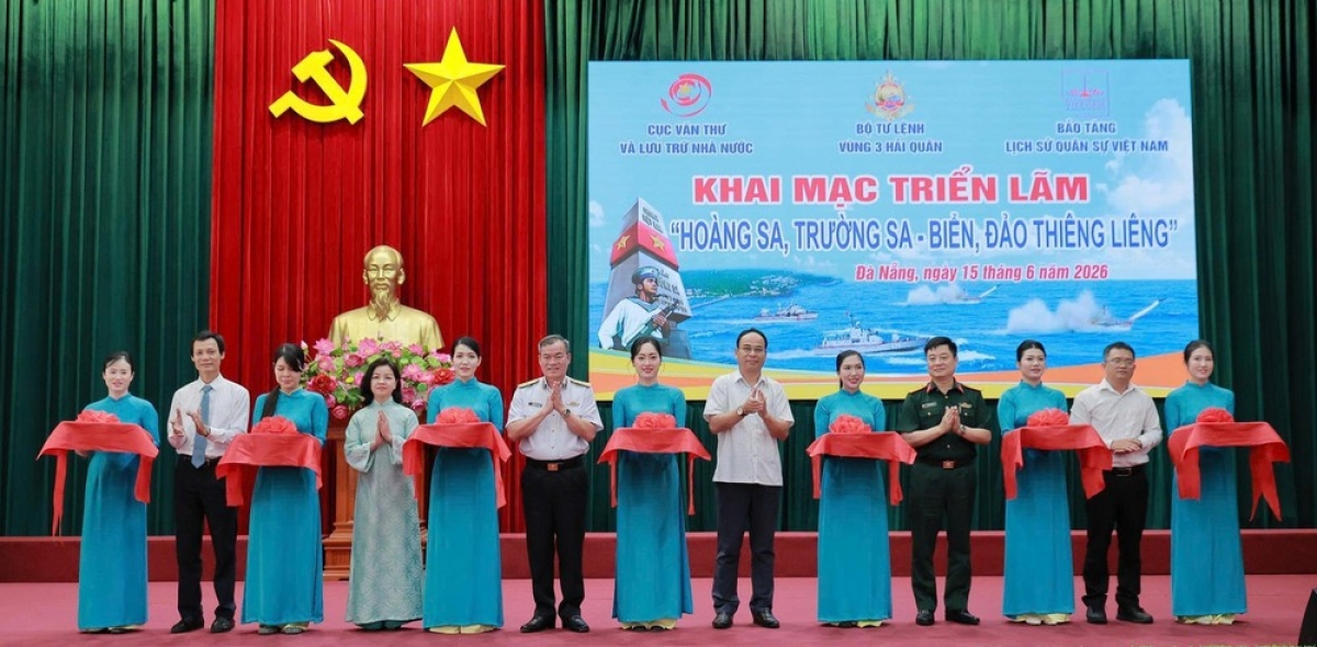Delegates perform the ribbon-cutting ceremony to officially open the exhibition. (Photo: VNA)