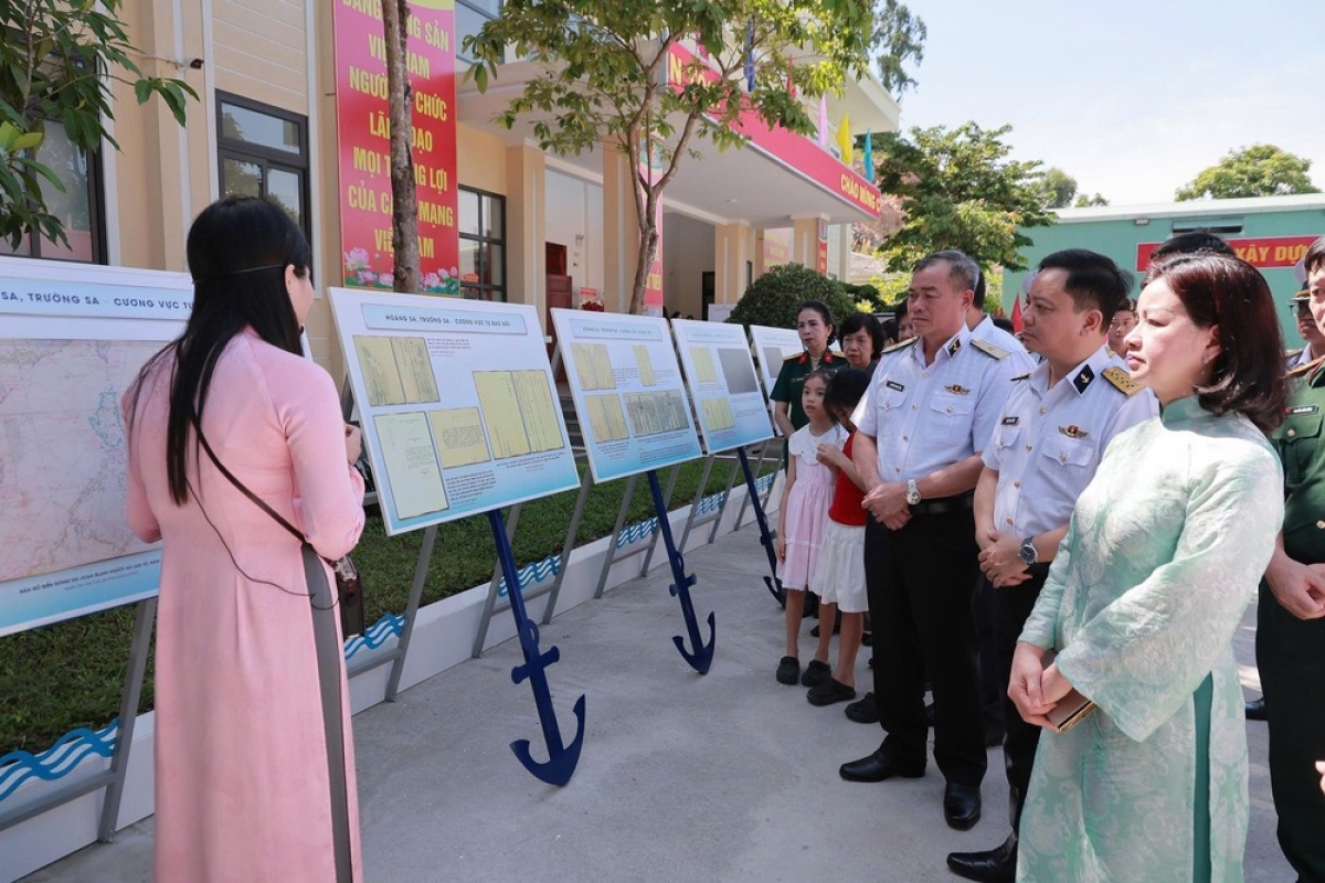 Delegates tour the exhibition. (Photo: VNA)