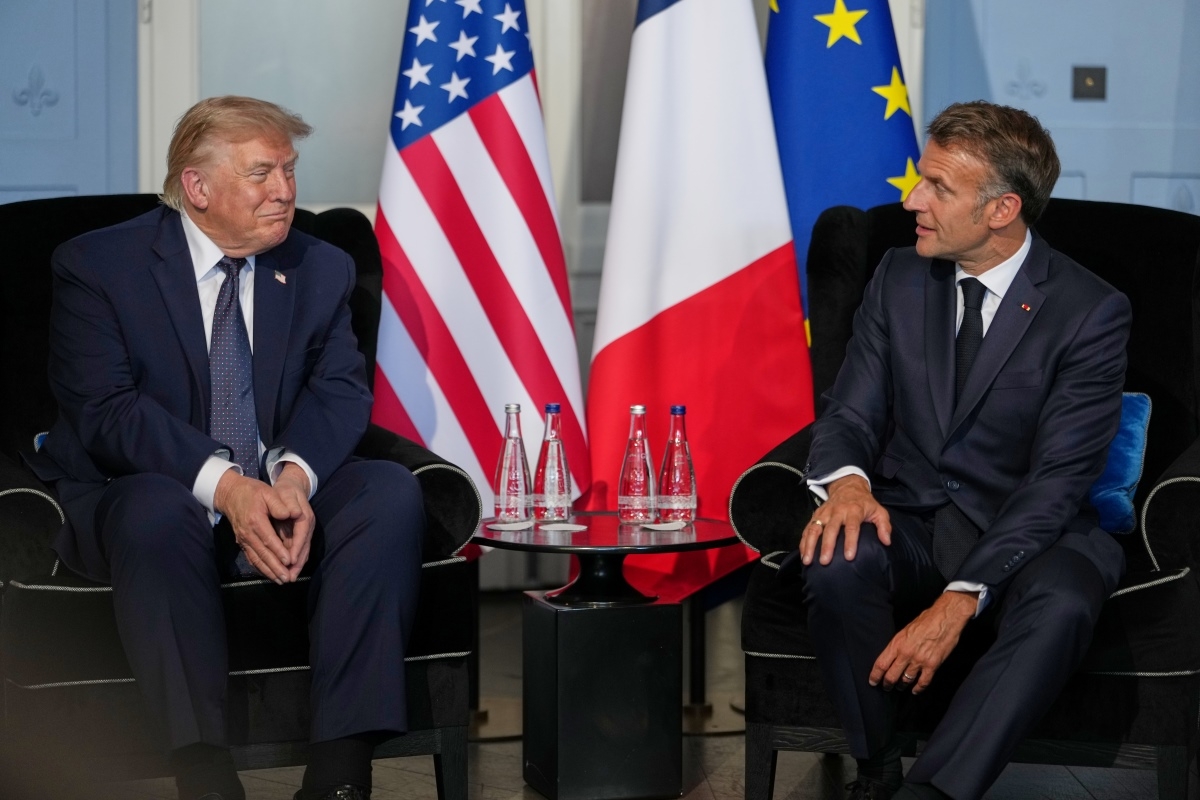 Donald Trump et Emmanuel Macron en tête-à-tête au G7 d'Évian, le 15 juin 2026. Photo: AP