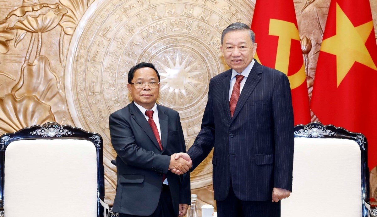 Tổng Bí thư, Chủ tịch nước Tô Lâm tiếp Ủy viên Bộ Chính trị, Phó Thủ tướng, Bộ trưởng Bộ Tư pháp Lào Khamphan Phommathat. Ảnh: Thống Nhất/TTXVN