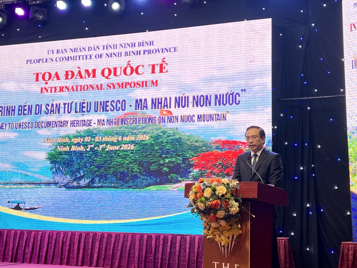 Dang Thanh Son, Wakil Ketua Komite Rakyat Provinsi Ninh Binh berbicara pada simposium tersebut 