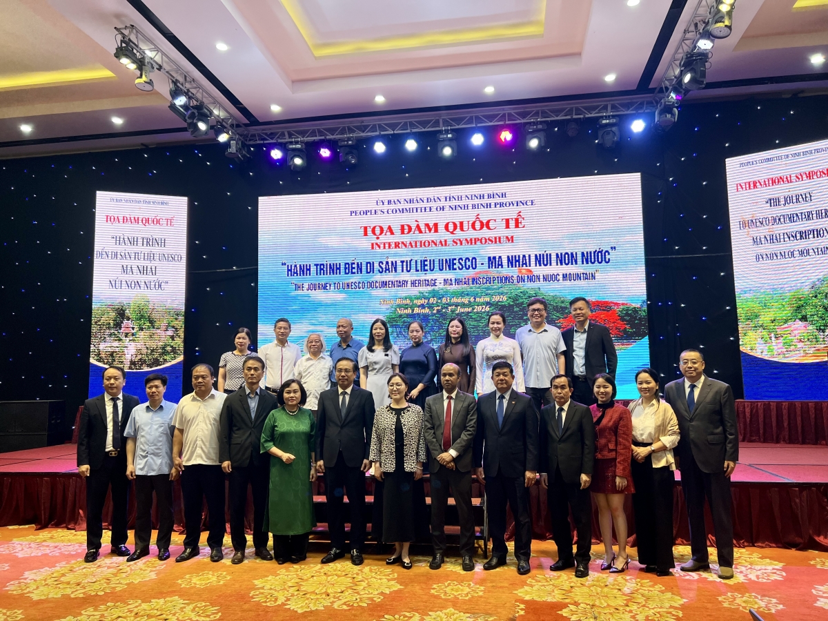 Para ilmuwan dan ahli dari dalam dan luar negeri turut serta dalam simposium tersebut.