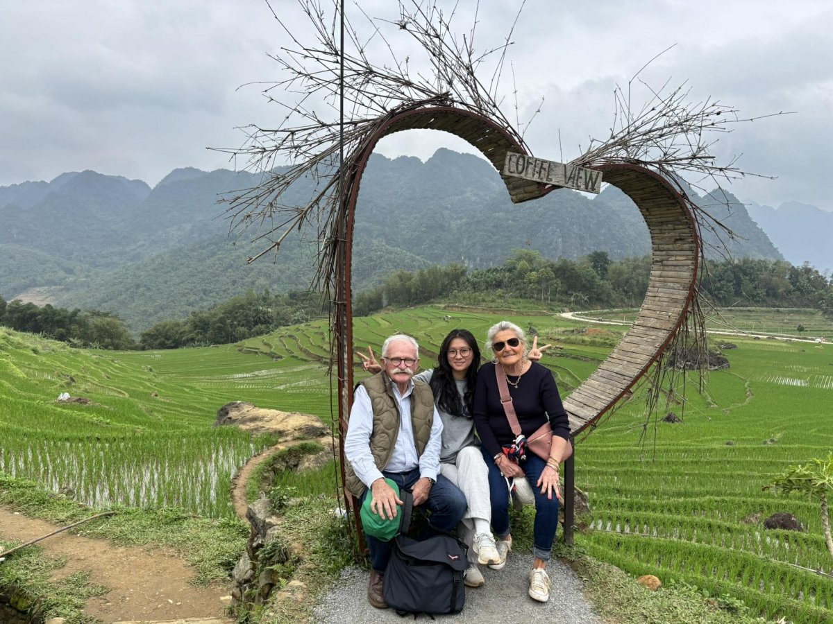 Thuc Anh (au centre) avec deux voyageurs français dans le village de Pù Luông (Thanh Hoa). 