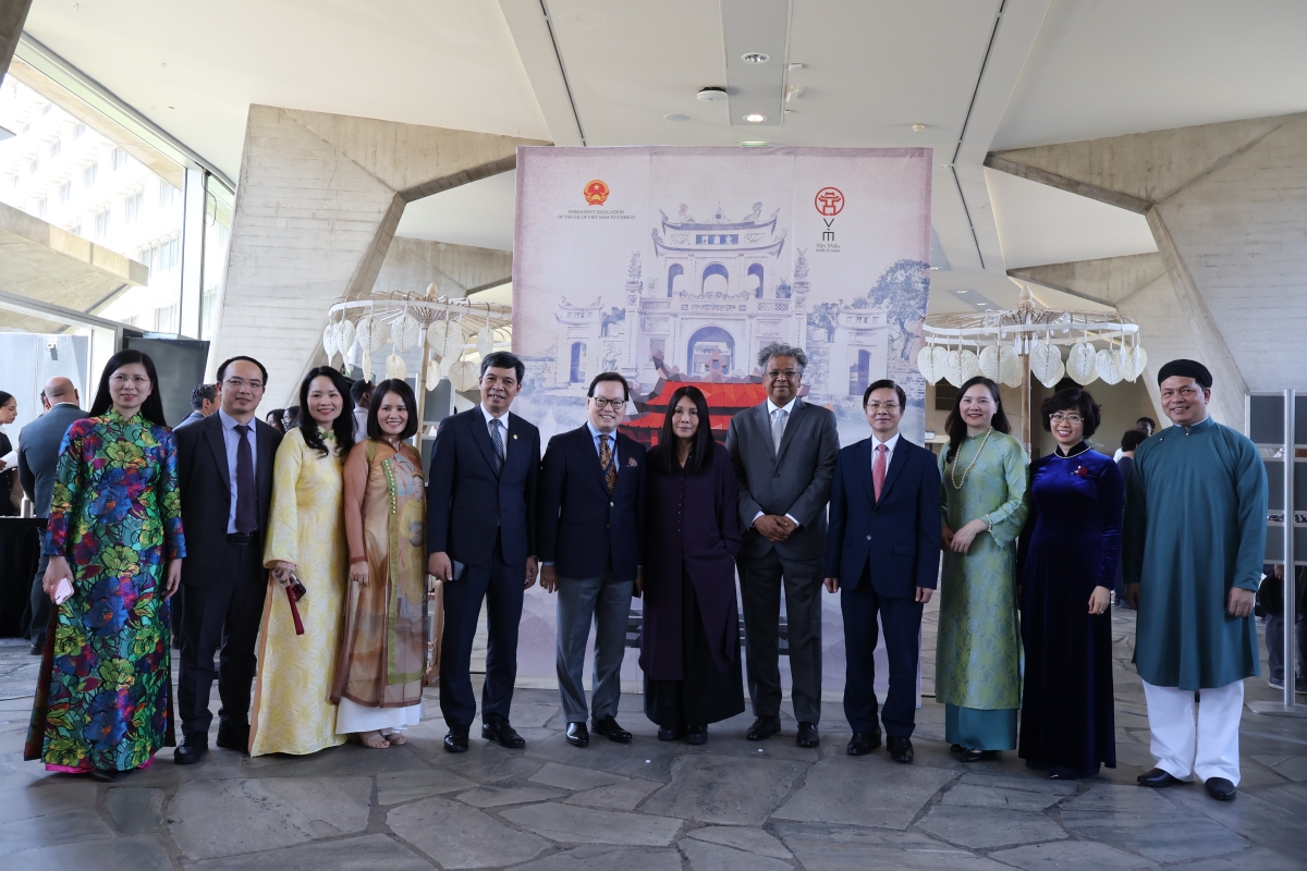 Các đại biểu Việt Nam và quốc tế tham dự chương trình nghệ thuật “Đạo học” tại Paris.
