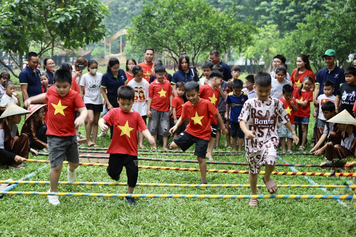 Các em thiếu nhi nhảy sạp tại Vườn Giám