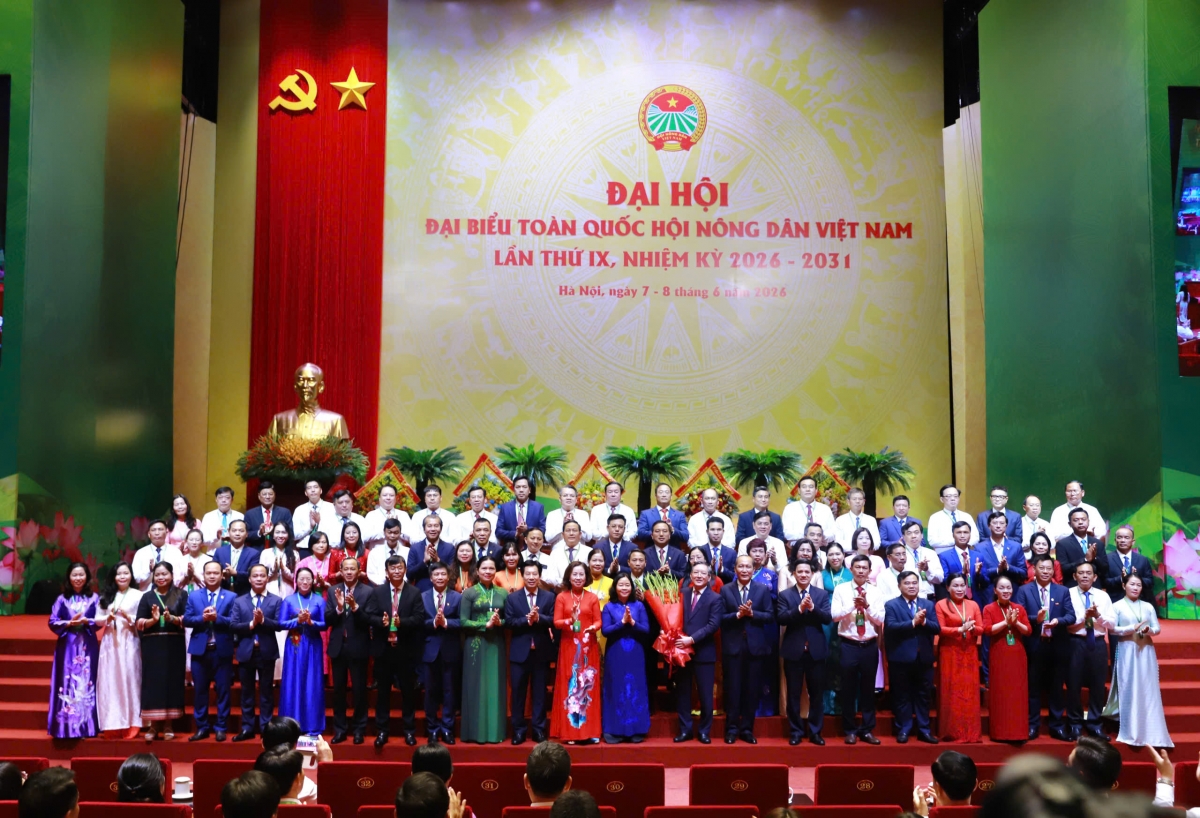 El Comité Ejecutivo Central de la Asociación de Agricultores de Vietnam para el mandato 2026-2031 se presenta ante el Congreso. Foto: VOV