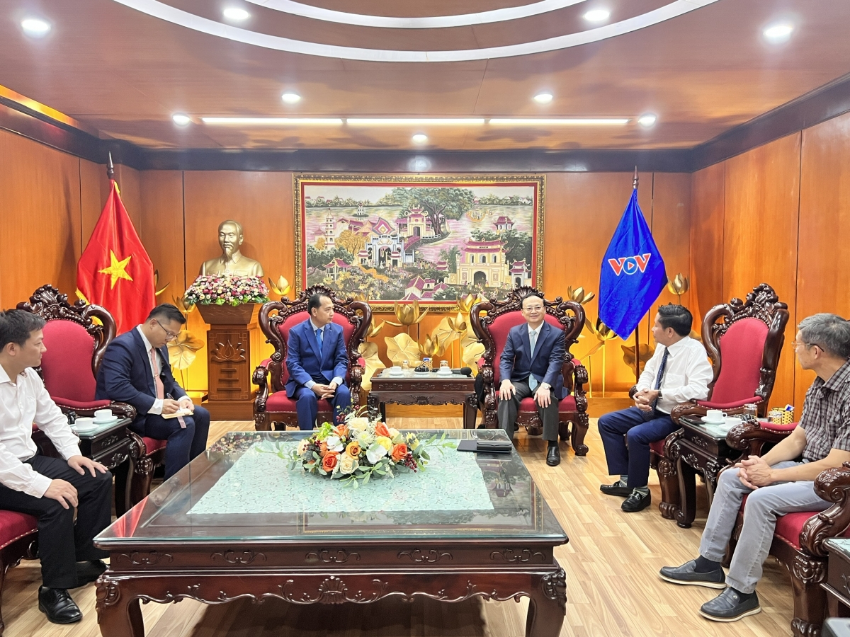 លោក ដូ ទៀនស៊ី សមាជិកគណៈកម្មាធិការ​មជ្ឈិមបក្ស អគ្គនាយកវិទ្យុសំឡេងវៀតណាម និងជាអនុប្រធាននាយកដ្ឋានឃោសនាអប់រំនិងចលនាមហាជន​មជ្ឈិម បានទទួលជួបលោក នេត្រ ភក្ត្រា រដ្ឋមន្ត្រីក្រសួងព័ត៌មាននៃព្រះរាជាណាចក្រកម្ពុជា។