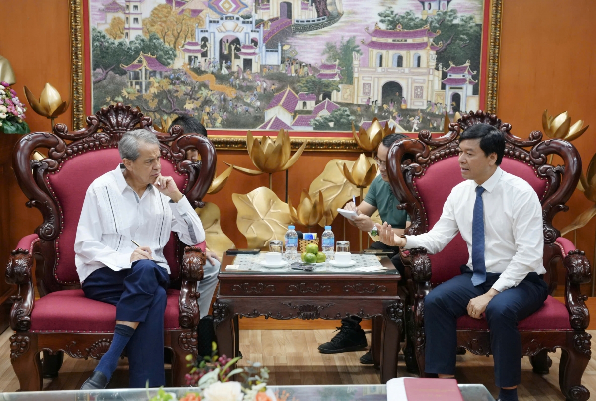  El vicepresidente de La Voz de Vietnam (VOV), Ngo Minh Hien (d.) conversa con el embajador de México en Hanói, Alejandro Negrín Muñoz. Foto: Kim Lieu/VOV