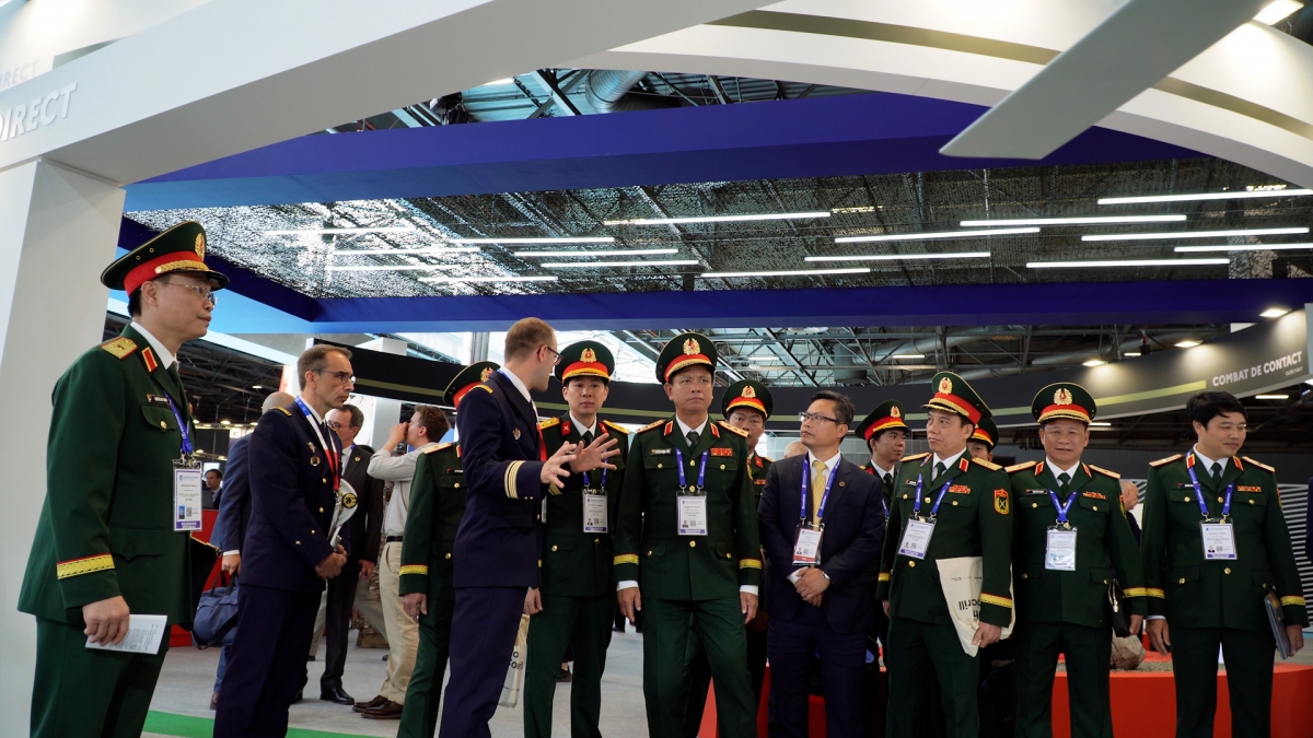 Delegasi Kemhan Vietnam mengunjungi gerai-gerai di pameran tersebut