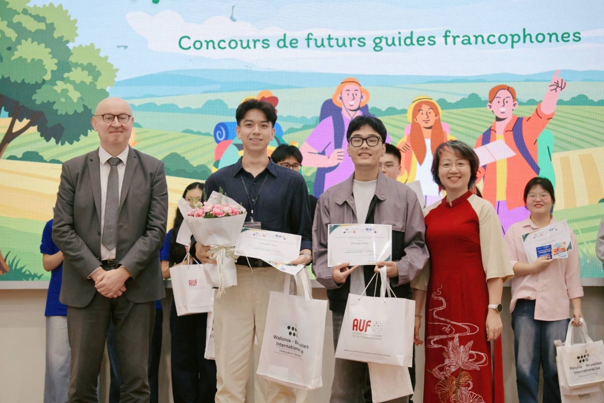 Huy Phuong (au centre) reçoit le premier prix du "Concours de futurs guides francophones". Photo: Fourni par l'auteur