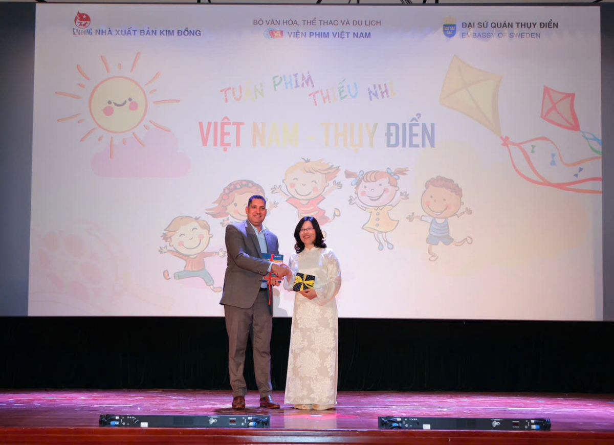 Swedish Ambassador to Vietnam Johan Ndisi and Ms. Le Thi Ha, Director of the Vietnam Film Institute, exchange gifts and pose for a commemorative photo. (Photo:  Swedish Embassy/VOV5)  