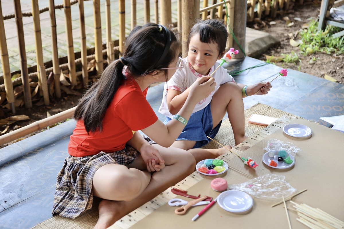 Học nặn tò he.