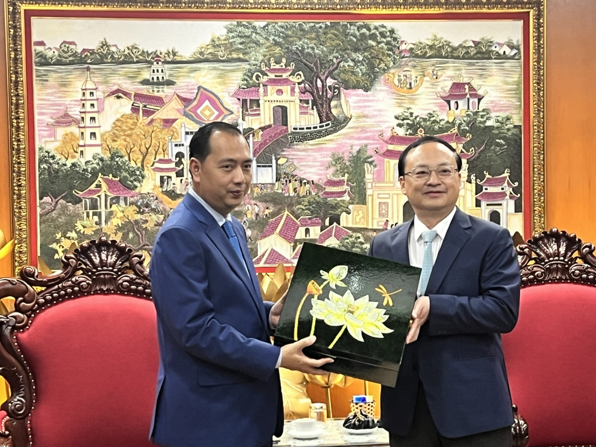 វិទ្យុសំឡេងវៀតណាម ជូនកាដូអនុស្សាវរីយ៍​ដល់លោក នេត្រ ភក្ត្រា រដ្ឋមន្ត្រីក្រសួងព័ត៌មាន នៃព្រះរាជាណាចក្រកម្ពុជា។