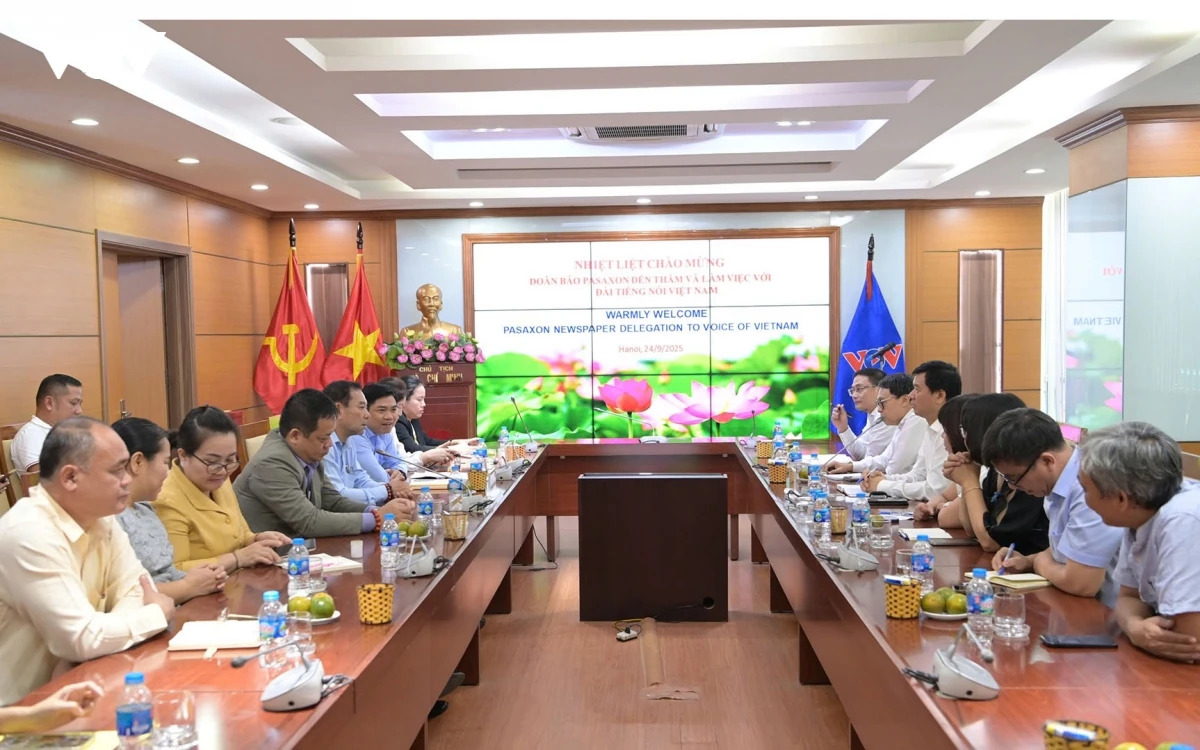 ບັນ​ຍາ​ກາດ​ເຮັດ​ວຽກ ແລະ ແລກ​ປ່ຽນ​ບົດ​ຮຽນ​ປະ​ສົບ​ການ​ລະ​ຫວ່າງ VOV ແລະ ໜັງ​ສື​ພິມ ປະ​ຊາ​ຊົນ ລາວ ເມື່ອ​ເດືອນ ກັນ​ຍາ 2025 (ພາບ: VOV)