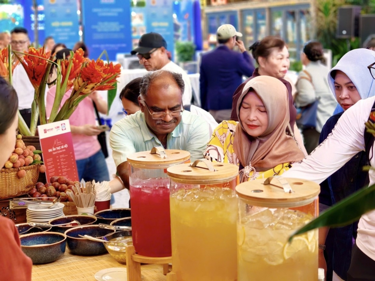 Điểm nhấn của chương trình là không gian trà sen và cà phê trứng - hai dấu ấn nổi bật trong văn hóa ẩm thực Thăng Long - Hà Nội. Ảnh: Ban tổ chức