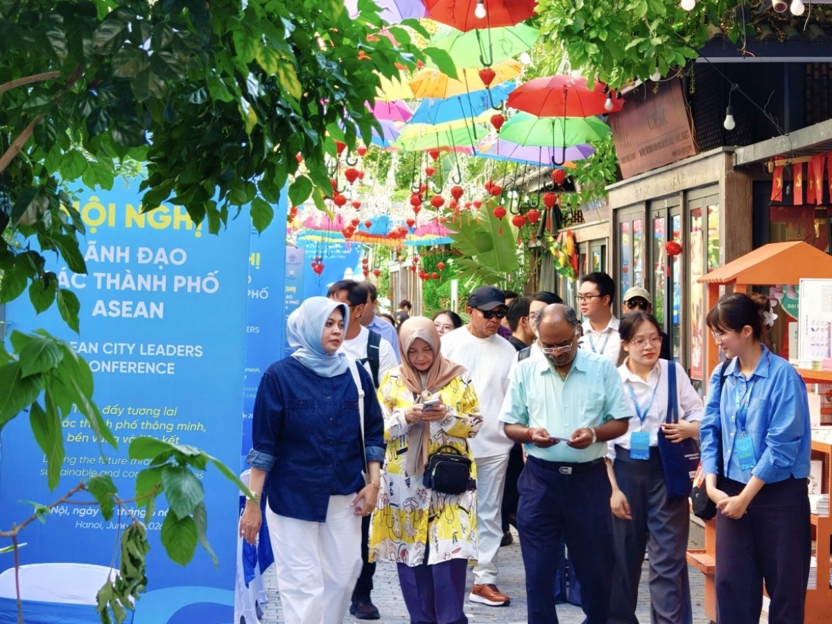 Sự kiện do Sở Văn hóa và Thể thao Hà Nội tổ chức, diễn ra từ 16h30 ngày 7/6 đến ngày 8/6/2026 tại Phố Sách Hà Nội, phường Cửa Nam, thành phố Hà Nội. Chương trình nằm trong khuôn khổ Hội nghị Lãnh đạo các Thành phố ASEAN 2026, diễn ra tại Hà Nội từ ngày 8 đến 10/6, nhằm quảng bá hình ảnh Thủ đô, tăng cường giao lưu văn hóa và thúc đẩy hợp tác giữa các thành phố trong khu vực. Ảnh: Ban tổ chức
