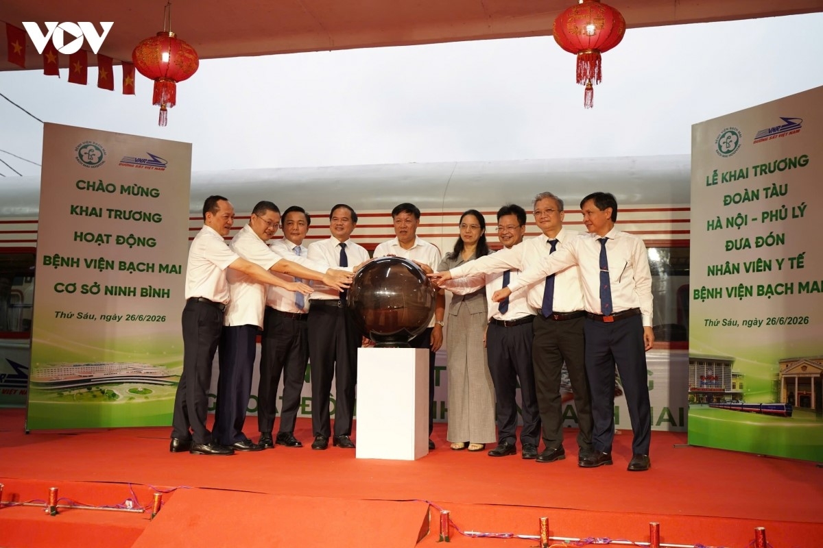 Sáng sớm nay (26/6), Tổng công ty Đường sắt Việt Nam phối hợp với Bệnh viện Bạch Mai chính thức khai trương đôi tàu Hà Nội - Phủ Lý, đánh dấu một bước tiến mới trong việc hỗ trợ đội ngũ y bác sĩ và người dân tiếp cận dịch vụ y tế chất lượng cao tại cơ sở Ninh Bình. Sự kiện không chỉ nhằm phục vụ nhu cầu đi lại thuận tiện cho cán bộ y tế mà còn thể hiện trách nhiệm xã hội và tư duy đổi mới của ngành đường sắt trong việc kết nối các giá trị cộng đồng, giảm khoảng cách địa lý giữa y tế trung ương và địa phương.