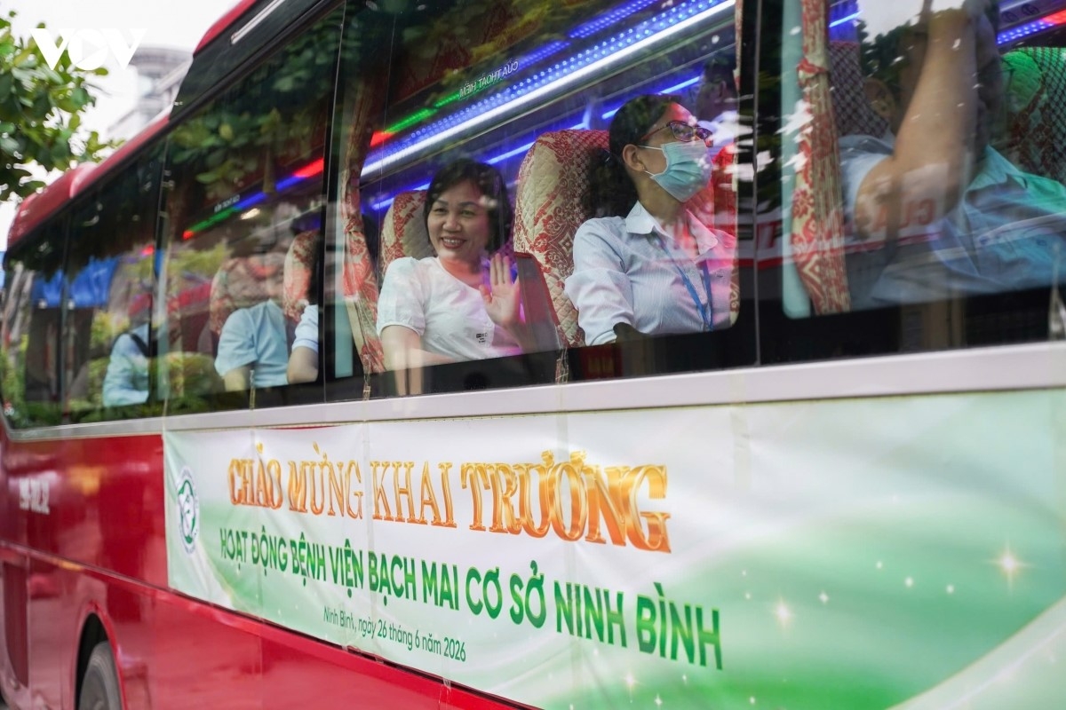 Sau đó toàn bộ cán bộ, nhân viên y tế được bố trí xe ô tô trung chuyển đưa đón thẳng đến Bệnh viện Bạch Mai cơ sở 2 để bắt đầu ca làm việc. Chiều ngược lại, tàu PL2 rời ga Phủ Lý lúc 17h20 phút và về đến ga Hà Nội lúc 18h30 phút.