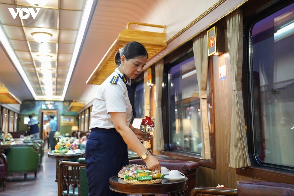 Để vận chuyển khối lượng hành khách trên, ngành đường sắt lập đoàn tàu gồm 9 toa xe ghế ngồi mềm, được trang bị hệ thống điều hòa không khí. Bên cạnh đó, ngành đường sắt còn cung cấp các suất ăn nhẹ kèm đồ uống như cà phê, trà hoặc nước ép trái cây…phục vụ nhu cầu của các bác sĩ trong thời gian di chuyển giữa 2 cơ sở.
