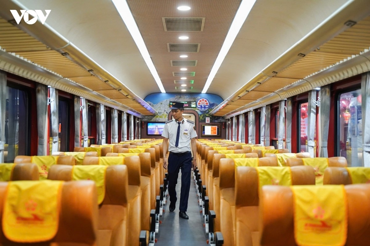 Nhân viên đường sắt kiểm tra lại khoang xe trước khi xuất phát.