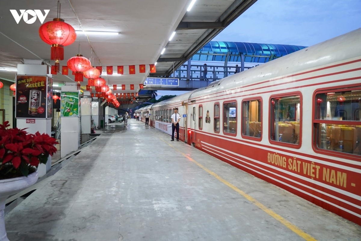 Tàu PL1 xuất phát từ ga Hà Nội lúc 6h15 phút.
