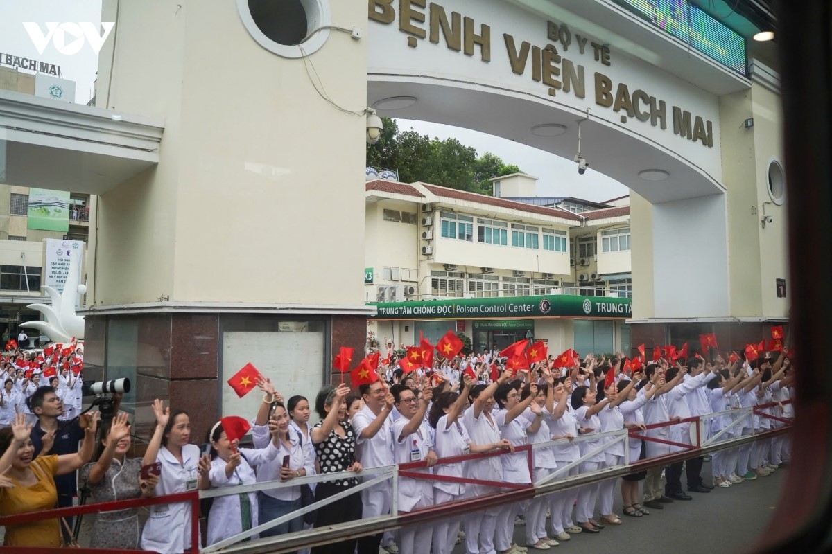 Đoàn tàu di chuyển chậm qua Bệnh viện Bạch Mai cơ sở Hà Nội.