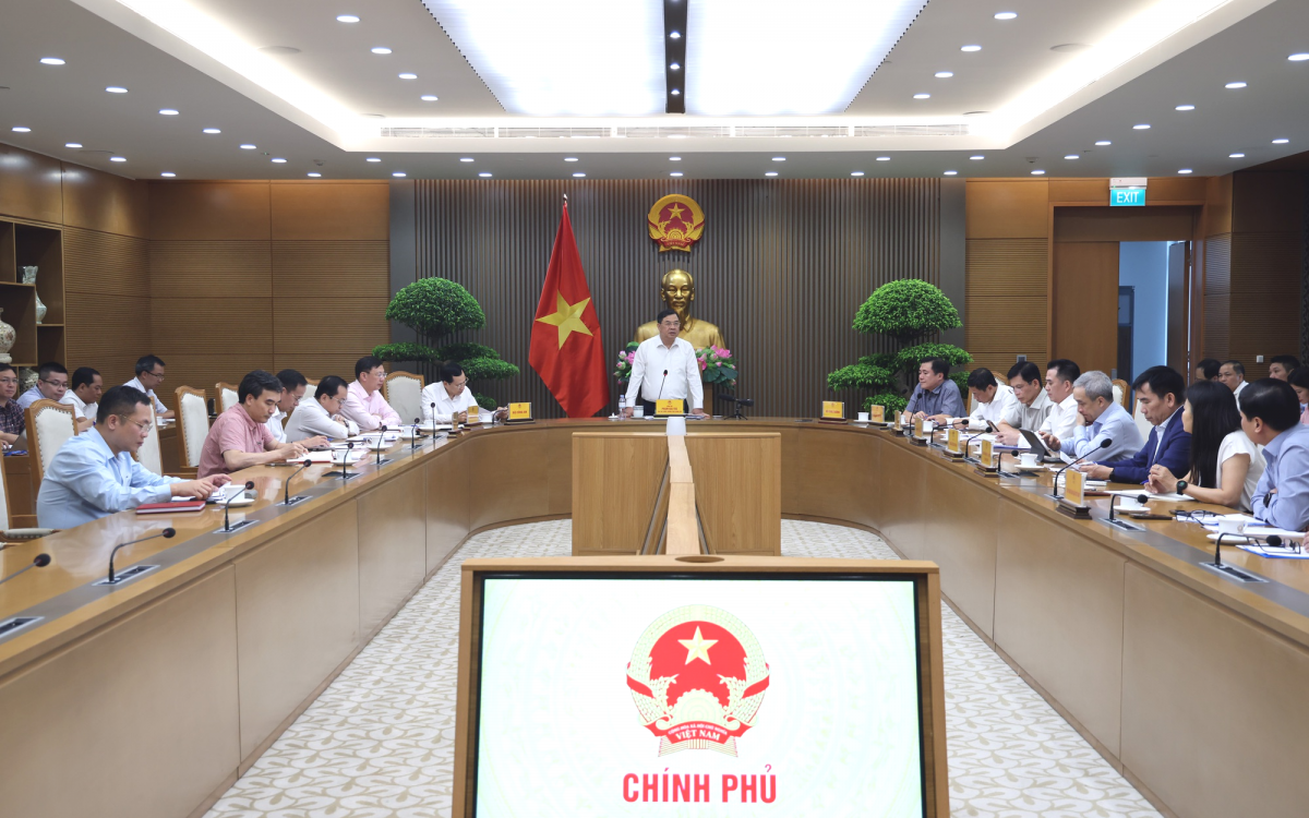 Deputy Prime Minister Pham Gia Tuc speaking at a meeting with the Ministry of Industry and Trade (MOIT) and relevant ministries and agencies to review the nationwide rollout of E10 biofuel in Hanoi, on June 2, 2026. (Photo: VGP/Phuong Nguyen)