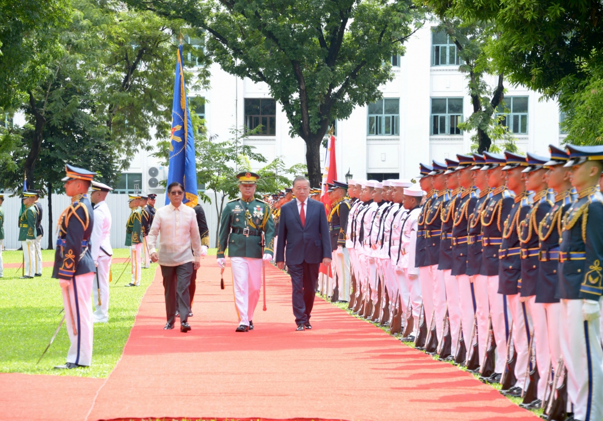To Lam y el presidente de Filipinas, Ferdinand Romualdez Marcos Jr., pasan revista a la guardia de honor de las Fuerzas Armadas de Filipinas. Foto: VOV